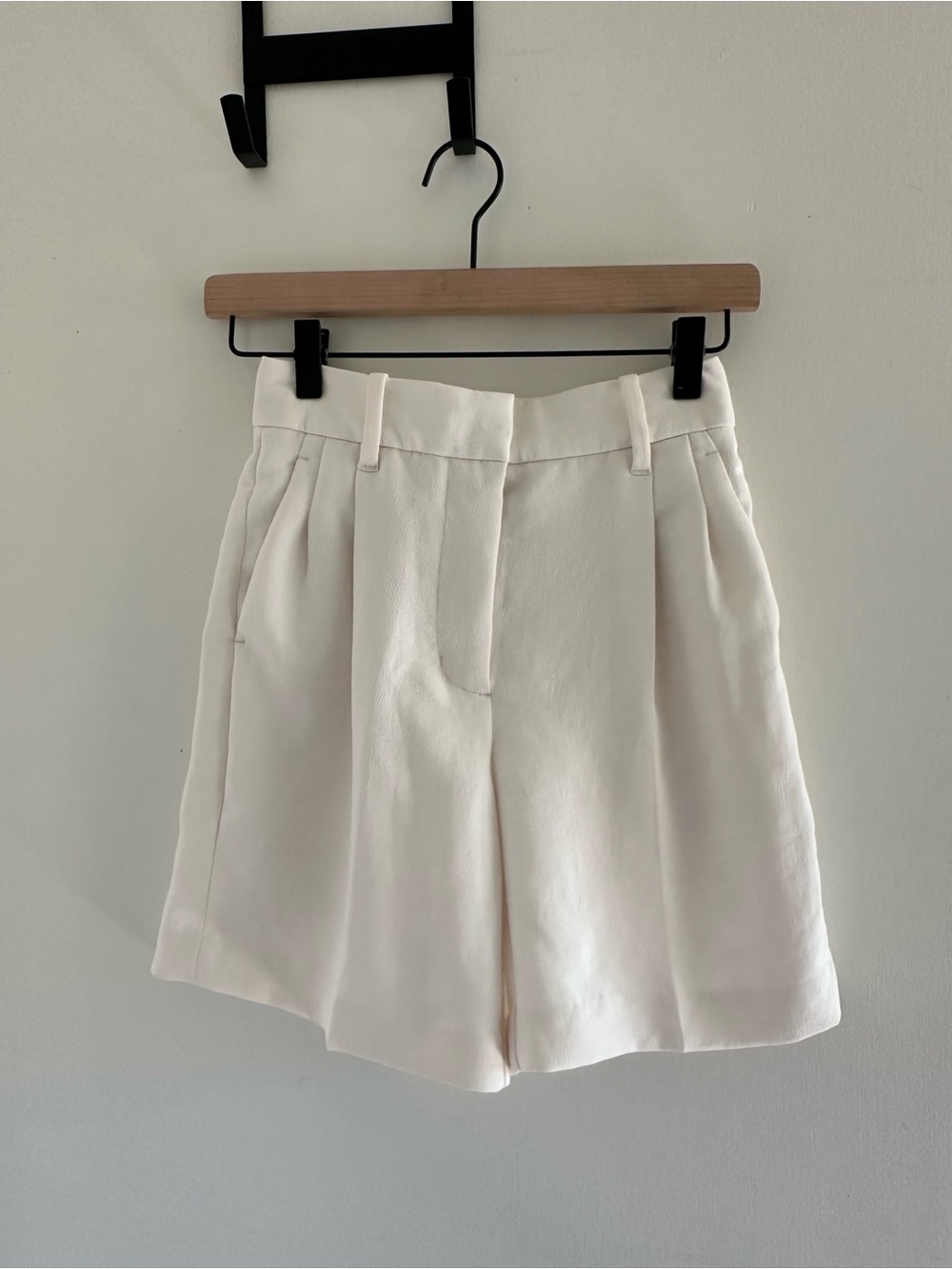 Aritzia Effortless Shorts Long
